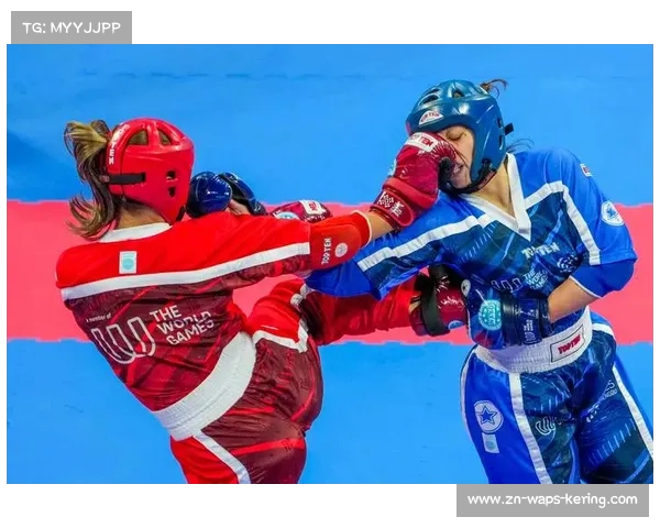 成都世运会4×50米救生接力,选手推动45公斤假人冲刺